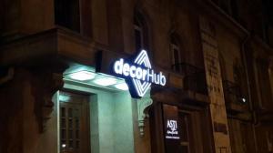 В центре Алматы Lexus протаранил здание на уровне второго этажа