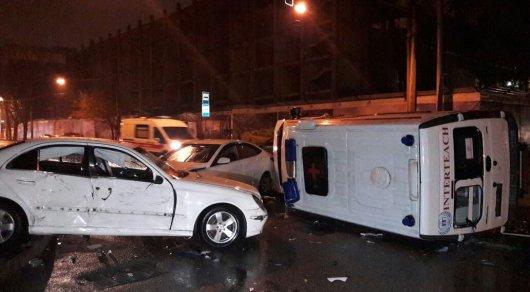 Машина скорой помощи опрокинулась в ходе ДТП в Алматы