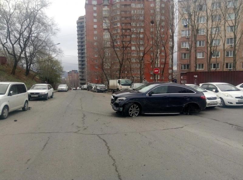 Во Владивостоке девушка столкнулась с 11 припаркованными автомобилями