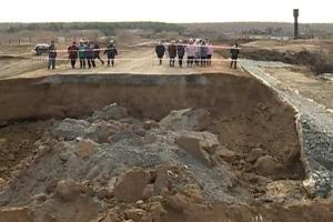 Под Омском новую дорогу смыло первым паводком