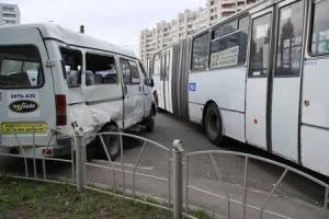 В Петербурге восемь человек пострадали при столкновении Audi с маршруткой