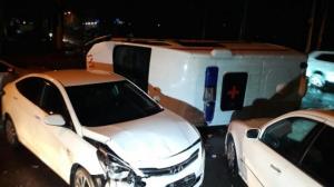 Машина скорой помощи опрокинулась в ходе ДТП в Алматы