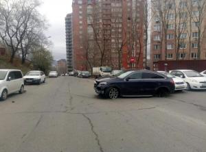 Во Владивостоке девушка столкнулась с 11 припаркованными автомобилями