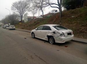 Во Владивостоке девушка столкнулась с 11 припаркованными автомобилями