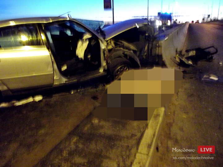 В Молодечно Audi врезалась в отбойник: один человек погиб, трое — пострадали
