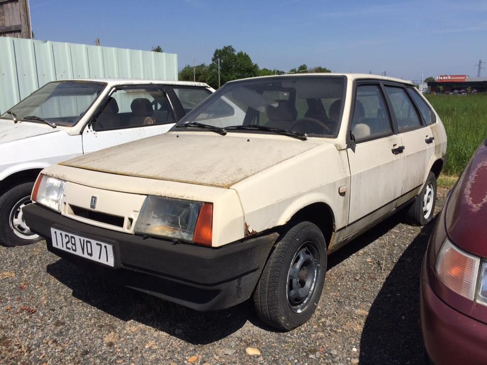 Во Франции нашли брошенный автосалон Lada