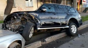 Водитель Mercedes протаранил припаркованный внедорожник в Алматы