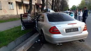 Водитель Mercedes протаранил припаркованный внедорожник в Алматы