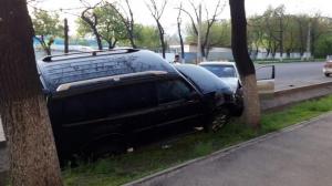 Водитель Mercedes протаранил припаркованный внедорожник в Алматы