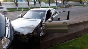 Водитель Mercedes протаранил припаркованный внедорожник в Алматы