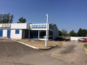Брошенный автосалон Lada во Франции