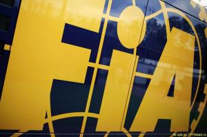 FIA вновь подозревают в получении взятки