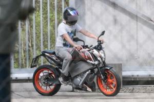 Шпионские фото электроцикла KTM Duke