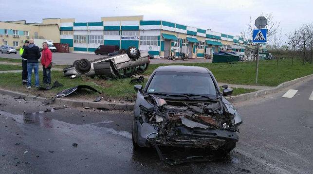 В Минске Opel после столкновения с Honda опрокинулся на крышу