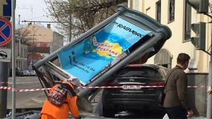 Элитная иномарка в центре Москвы снесла рекламную конструкцию с баннером ко Дню Победы