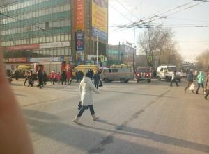 Неизвестный сбил толпу пешеходов в центре Мурманска и скрылся