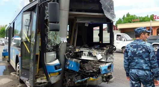 Жуткое ДТП с автобусом и "Гелендвагеном" в Алматы: пострадали 15 человек