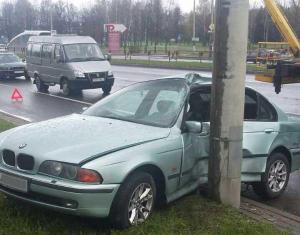 На Партизанском проспекте BMW после столкновения с автовышкой влетел в столб