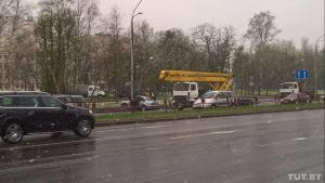 На Партизанском проспекте BMW после столкновения с автовышкой влетел в столб