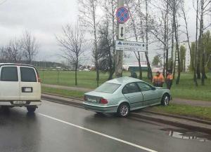 На Партизанском проспекте BMW после столкновения с автовышкой влетел в столб