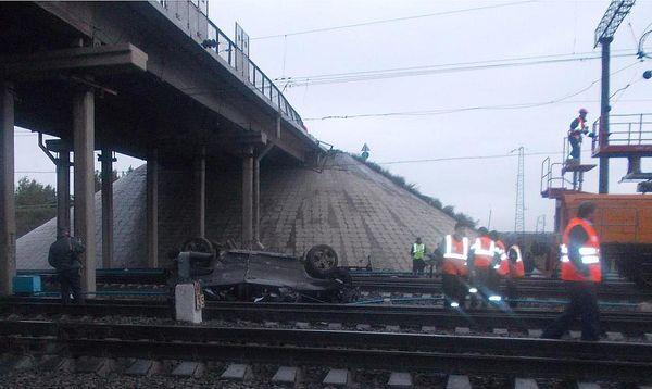 В Барнауле автомобиль упал с моста на железнодорожные пути