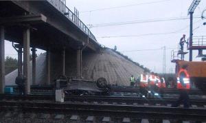 В Барнауле автомобиль упал с моста на железнодорожные пути