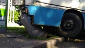 Автобус врезался в столб в Алматы
