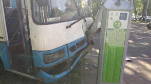 Автобус врезался в столб в Алматы