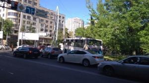 Автобус врезался в столб в Алматы