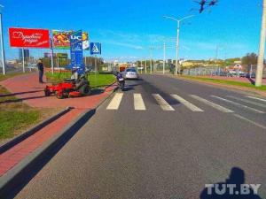 В Минске мотоциклист врезался в газонокосилку, которая ехала по пешеходному переходу