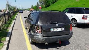 Toyota Camry врезалась в грузовик в Алматы: 4 человека пострадали