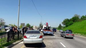Toyota Camry врезалась в грузовик в Алматы: 4 человека пострадали