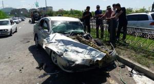 Toyota Camry врезалась в грузовик в Алматы: 4 человека пострадали