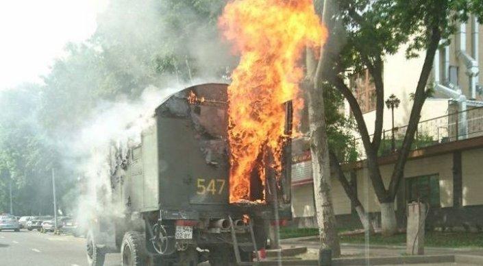 Грузовик загорелся в центре Алматы