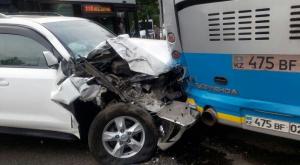 В Алматы Land Cruiser врезался в автобус: Пострадали женщина и ребенок