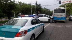 В Алматы Land Cruiser врезался в автобус: Пострадали женщина и ребенок