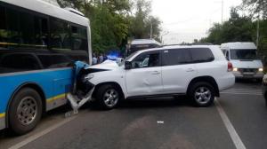 В Алматы Land Cruiser врезался в автобус: Пострадали женщина и ребенок