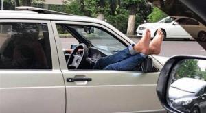 Накажут ли пассажира за высунутые ноги или руки из окна машины