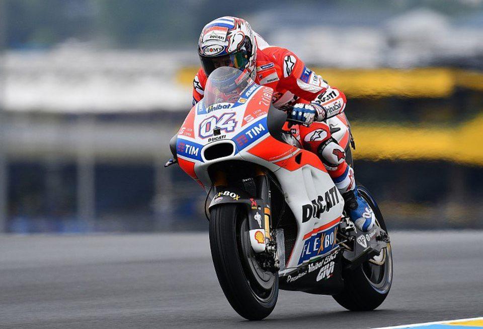 Андреа Довициозо показал лучшее время во второй тренировке MotoGP под дождем