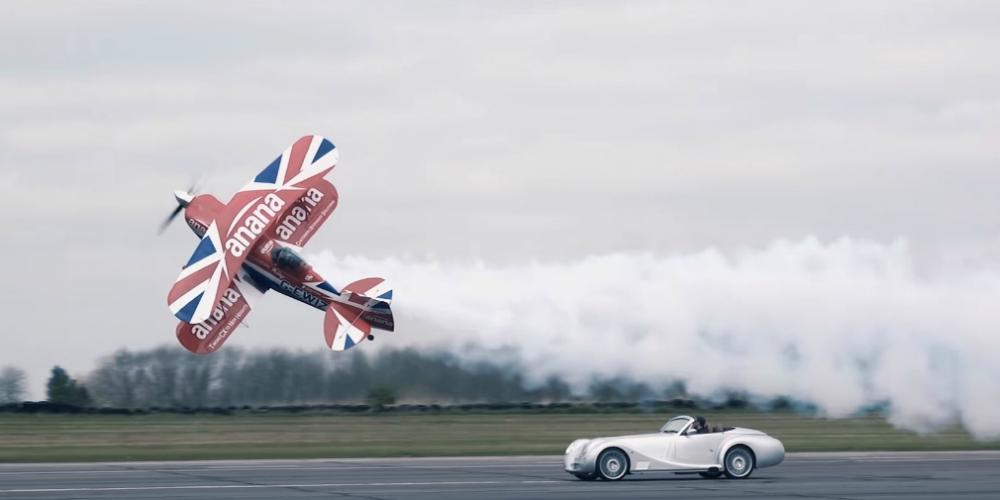 Спорткар Morgan посоревновался с бипланом