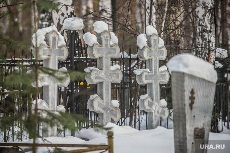 На Урале водитель протаранил кладбище и разбил несколько могил
