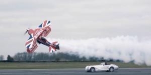 Спорткар Morgan посоревновался с бипланом