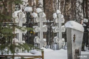 На Урале водитель протаранил кладбище и разбил несколько могил