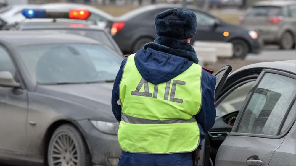 В ДТП в Омской области один человек погиб и восемь пострадали