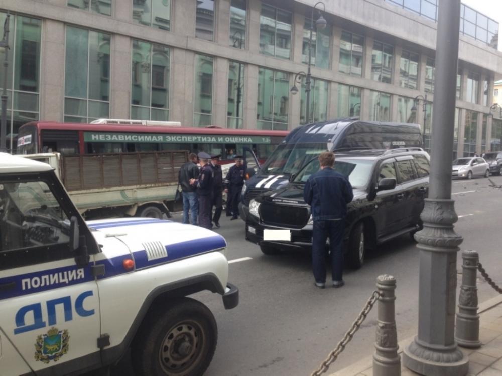 В центре Владивостока произошло ДТП с 20 машинами