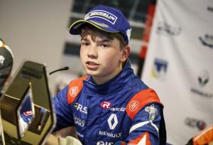 Роберт Шварцман выиграл первую гонку этапа Еврокубка Формулы Renault в По
