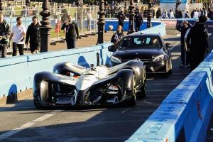 Беспилотник Roborace проехал демонстрационный круг на трассе в Париже