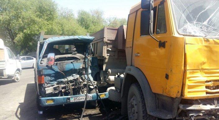 В ДТП в Алматы с участием двух грузовиков сильно пострадал водитель