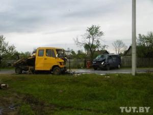 В Гомельской области столкнулись микроавтобус и грузовик: один человек погиб, трое — в больнице
