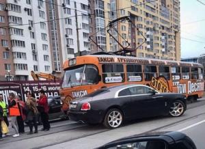 Водитель Rolls-Royce протаранил трамвай после поездки с Анной Семенович